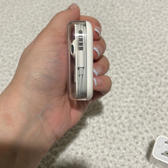 Apple headphones and charging brick - Picture 2 of 5